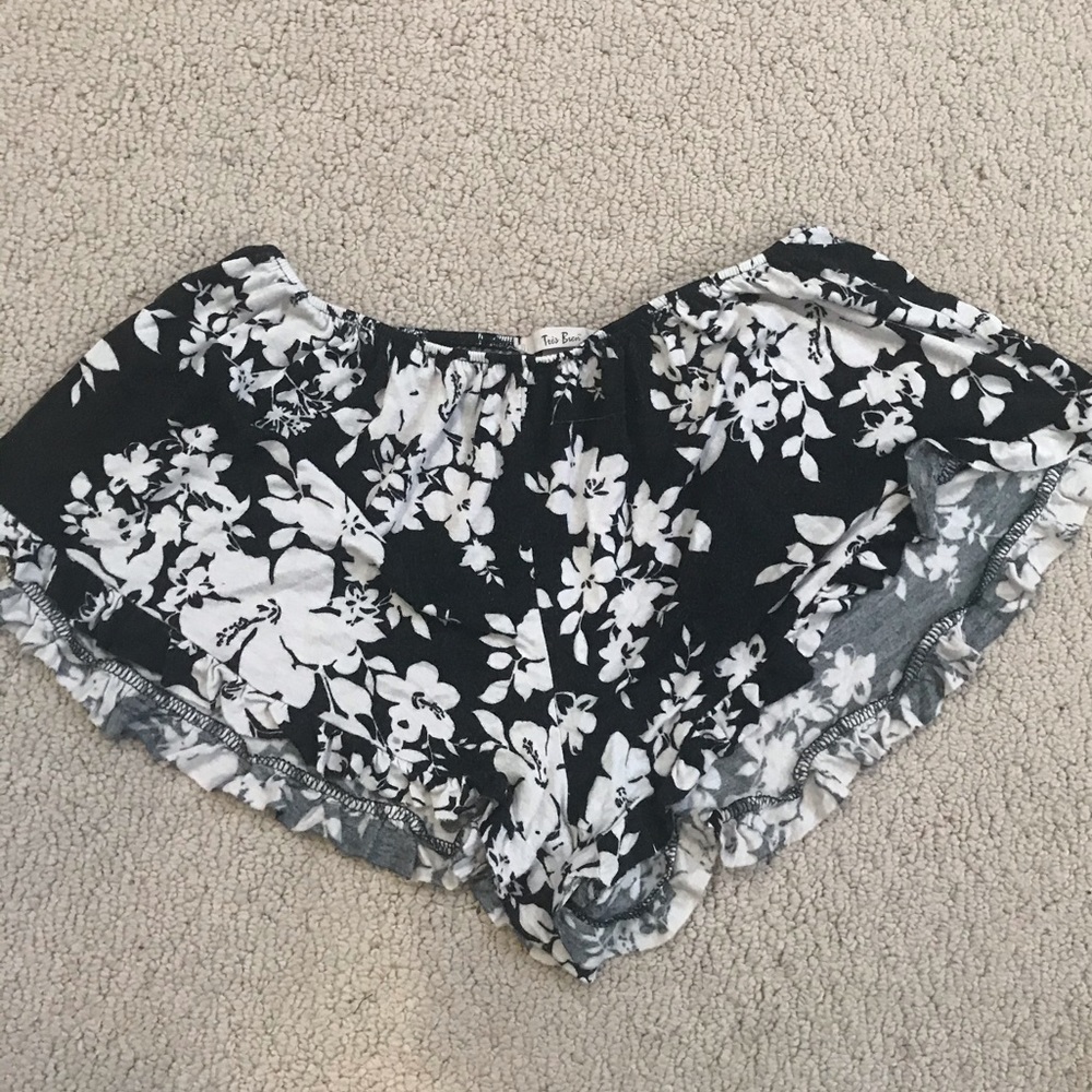 black and white flower flowy shorts